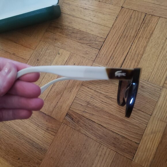 Lacoste Singlasses & Case - Picture 3 of 6